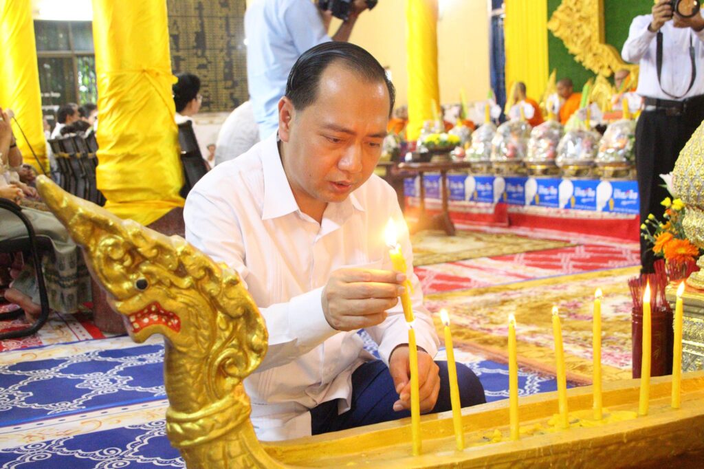 លោក នេត្រ ភក្ត្រា និងមន្ត្រីរាជការក្រសួងព័ត៌មាន ចូលរួមពិធីបុណ្យកាន់បិណ្ឌវេនទី១ នៅវត្តពិភទ្ទរង្ស៊ី ដើម្បីឧទ្ទិសកុសលជូនបុព្វការីជន និងញាតិការទាំង ៧សន្តាន